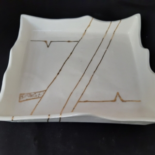 DIZAJNER KERAMIKE
Keramičko modeliranje
_porculan oslikan zlatnim listerom
_mentor: Vesna Osojnički mag. kiparstvar 47. ANAMARIJA JALŠOVEC